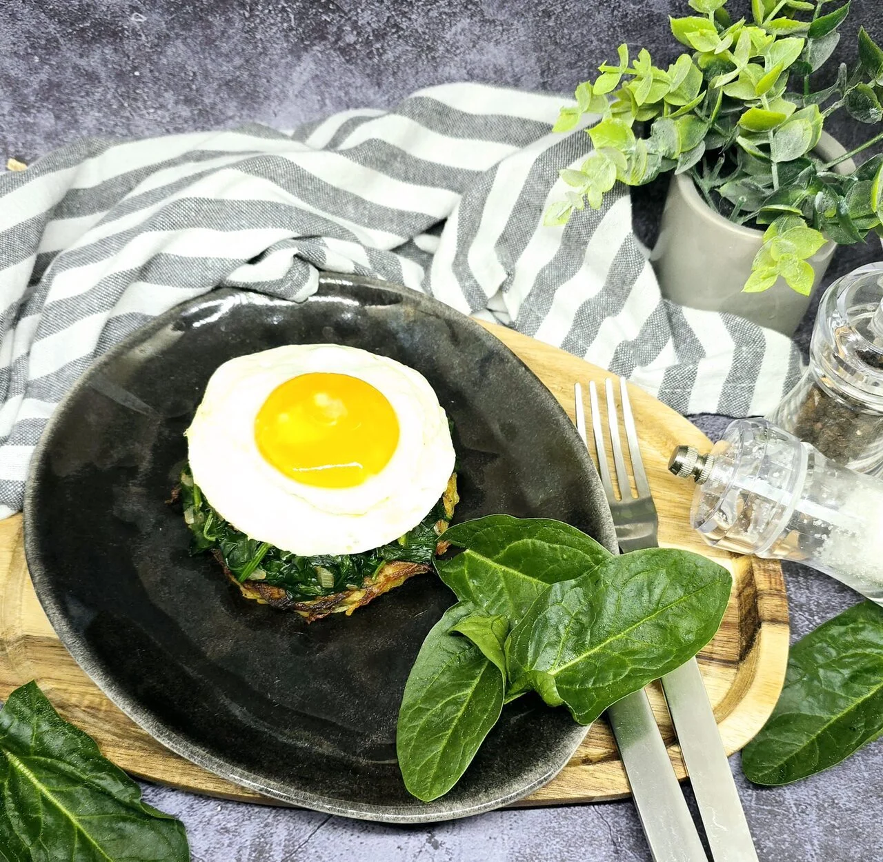 Pancake pommes de terre, épinards et œuf