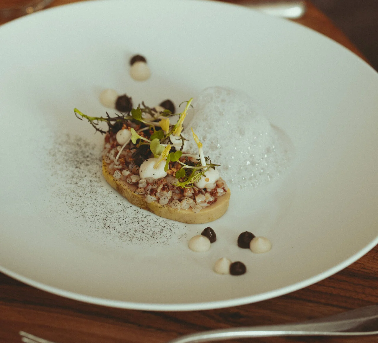 Coulis de chou-fleur, écume et gel de sésame, sarrasin et foie gras