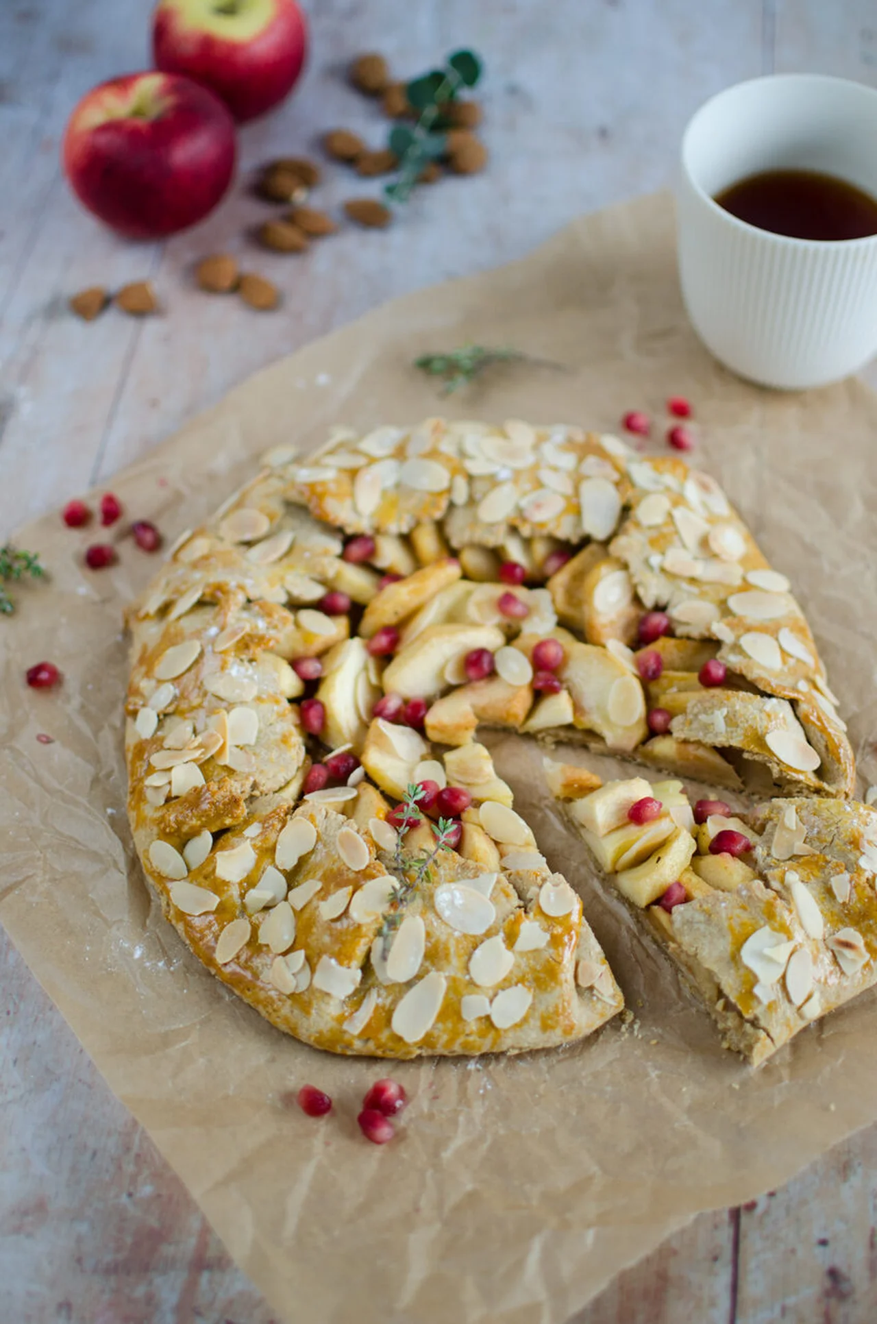 Tarte rustique aux pommes, grenade et amandes