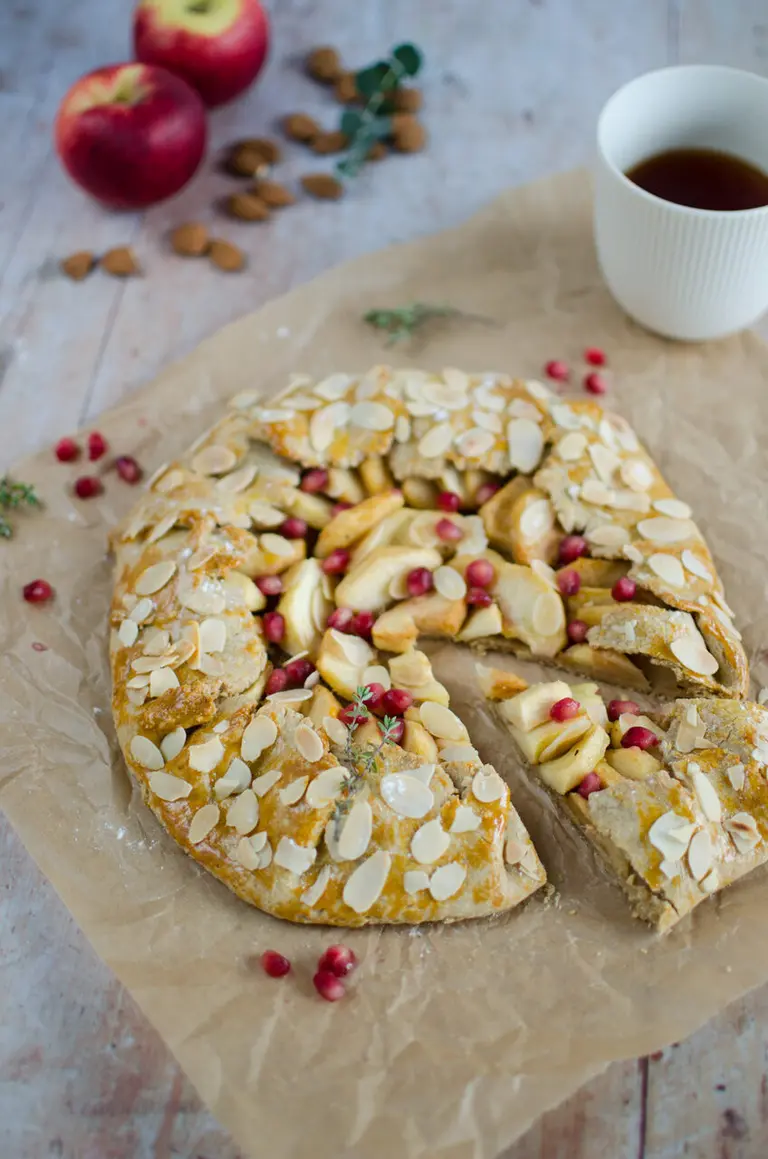 Tarte rustique aux pommes, grenade et amandes