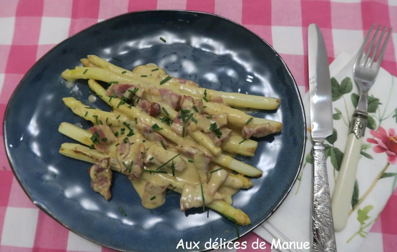 Asperges blanches à la crème de parmesan et lardons