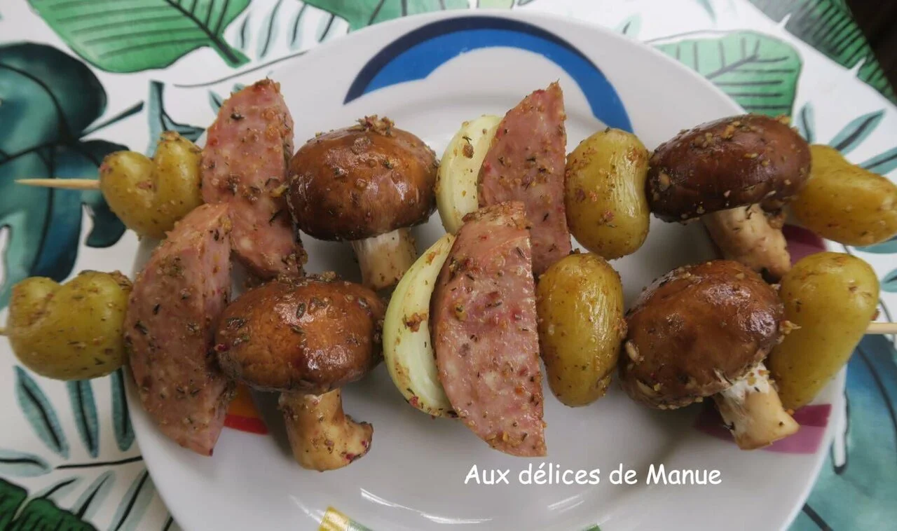 Brochettes de champignons, pommes de terre et saucisson à l'ail