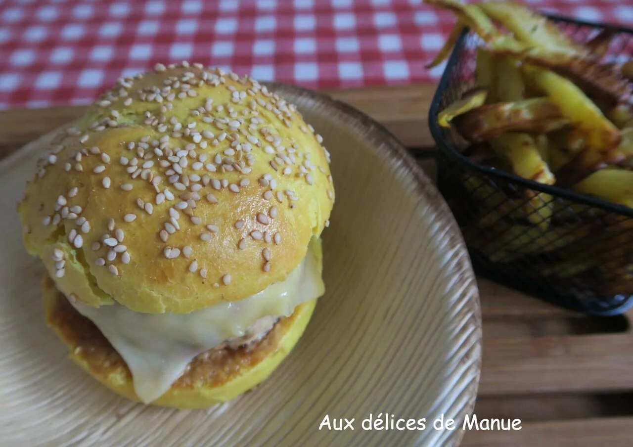 Burger au poulet et tomates séchées, buns maïs-curcuma