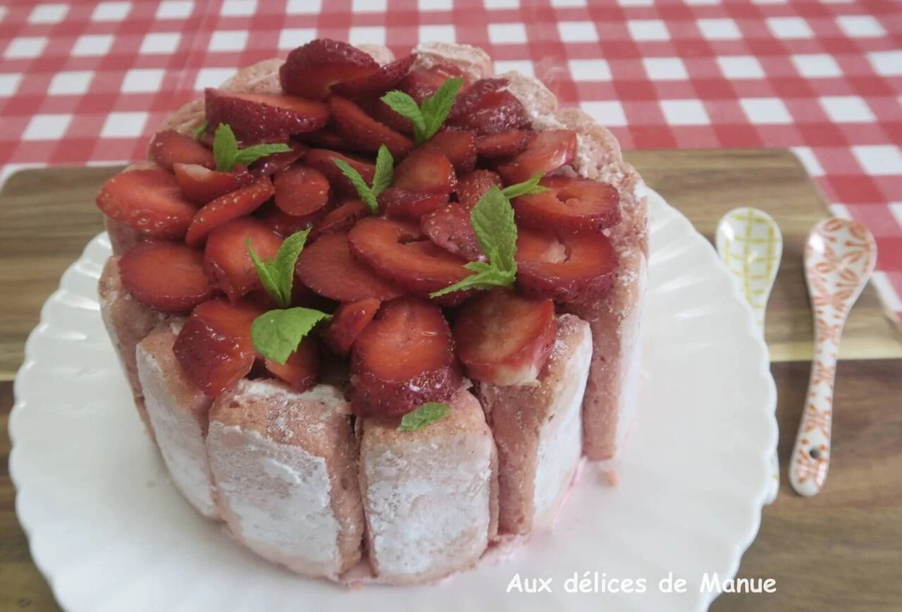 Charlotte aux fraises et biscuits roses de Reims