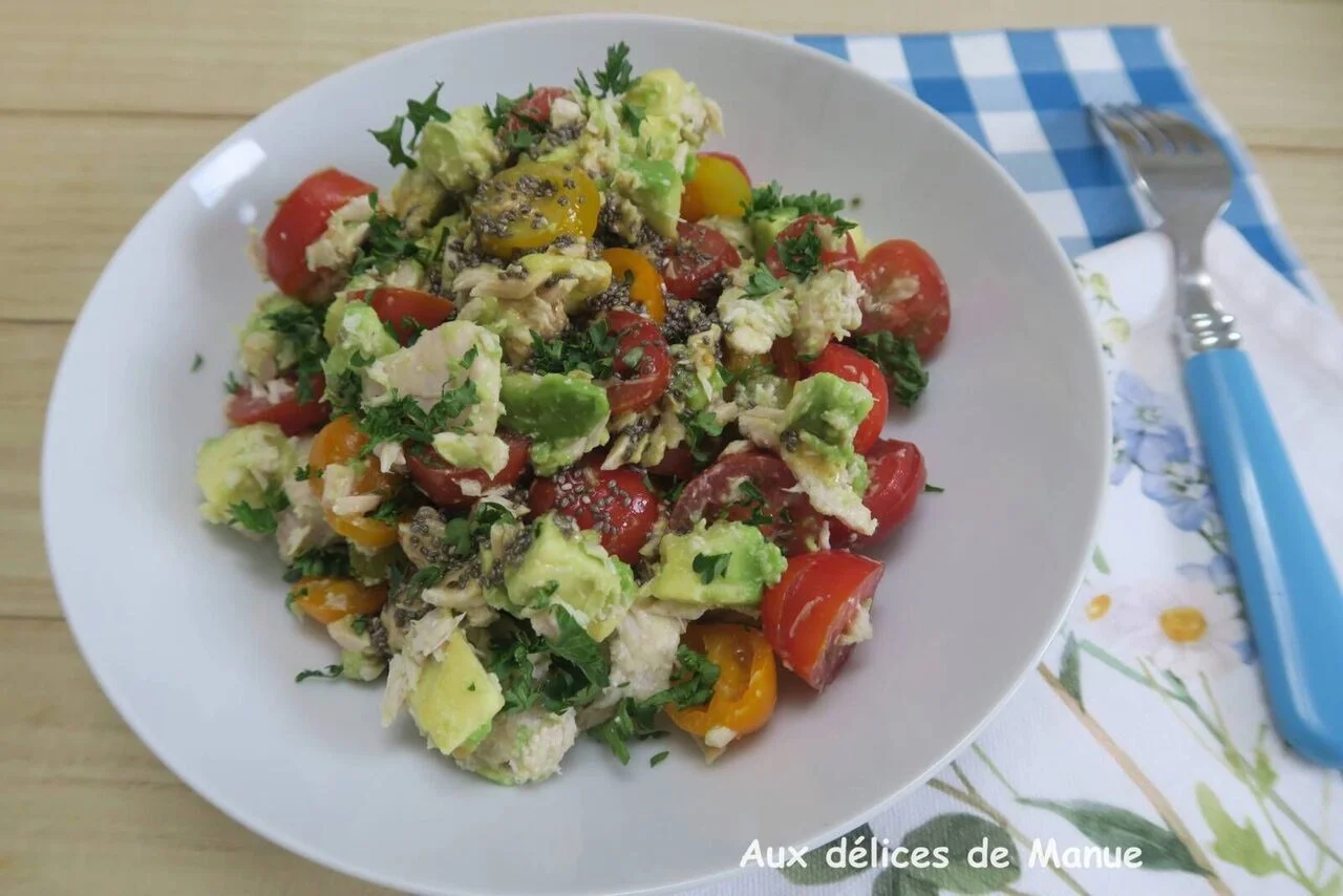 Salade avocat, tomates cerises au thon et graines de chia
