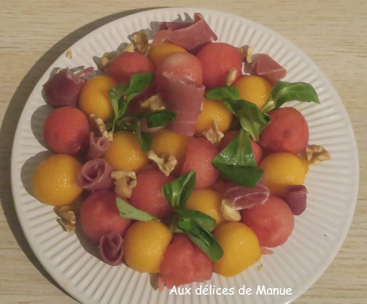 Salade de melon et pastèque au jambon cru et noix