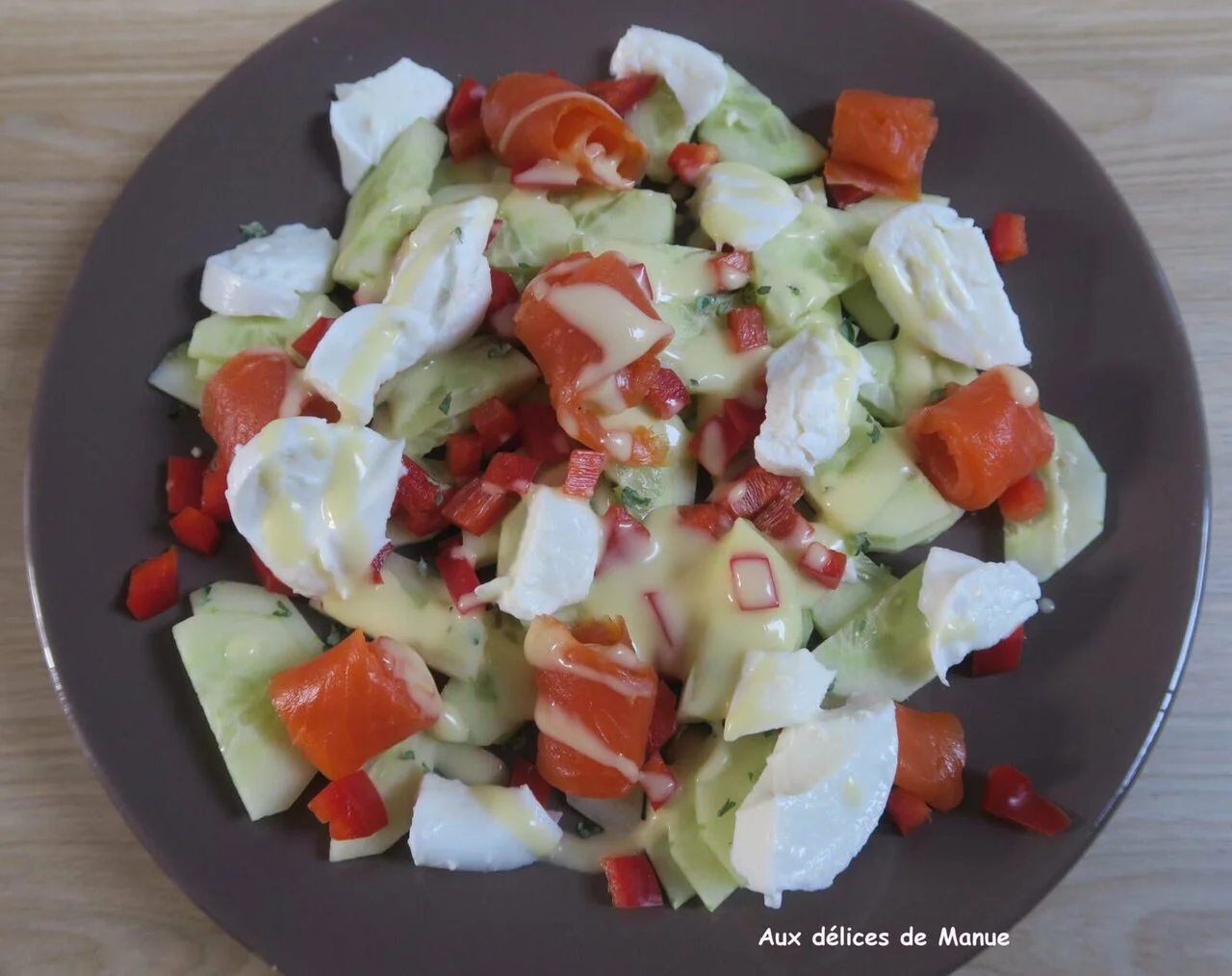Salade de concombre, truite fumée et mozzarella