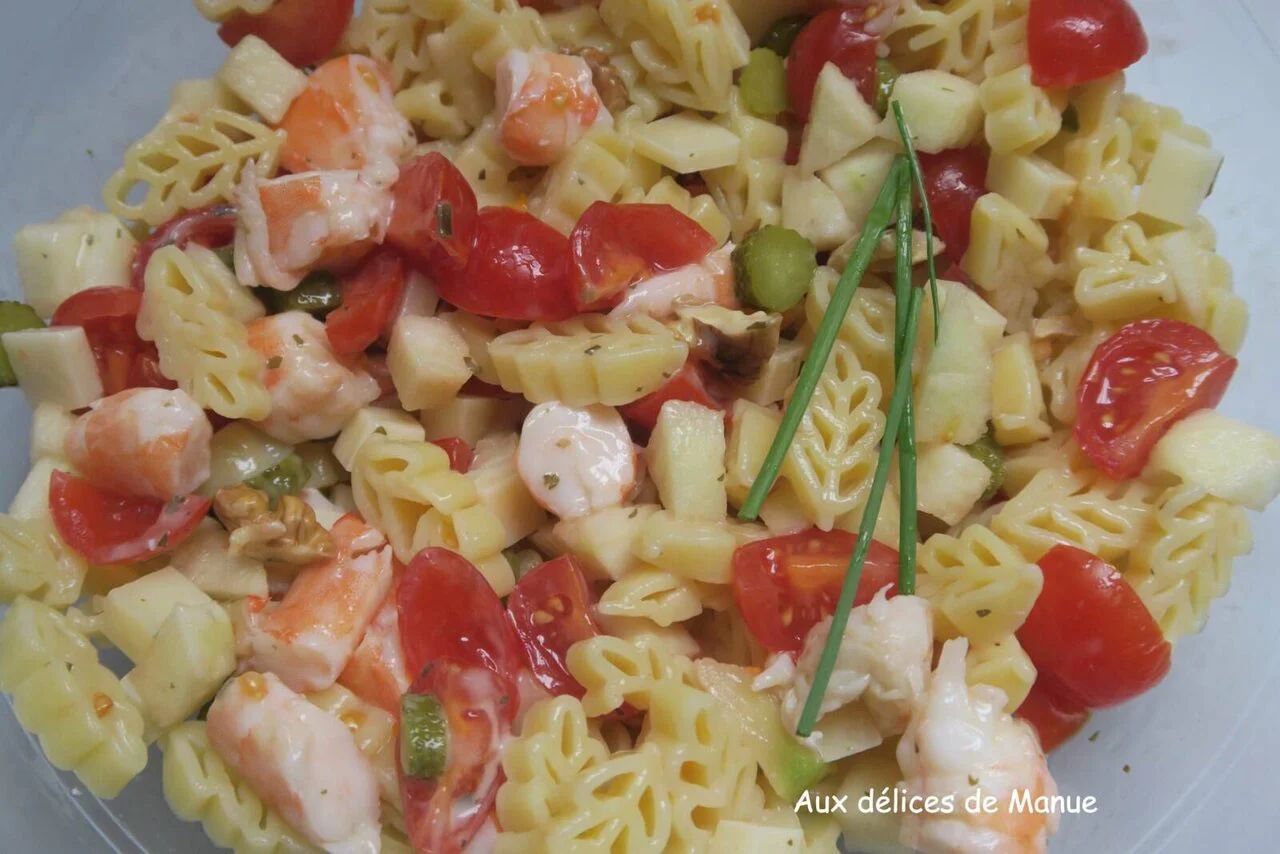 Salade de pâtes aux crevettes, tomates cerises, pomme et Abondance