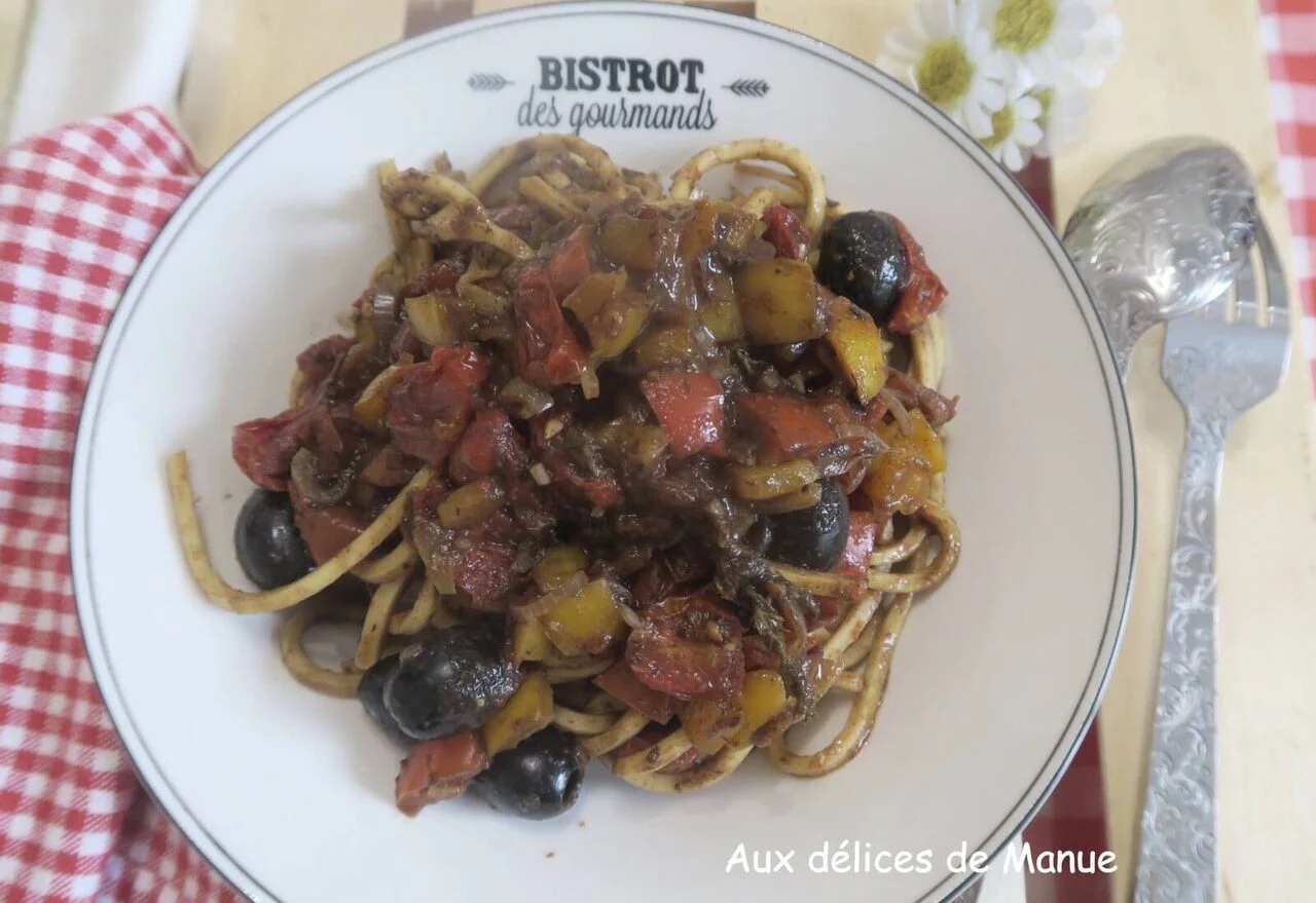 Spaghetti aux poivrons, tomates, olives et anchois