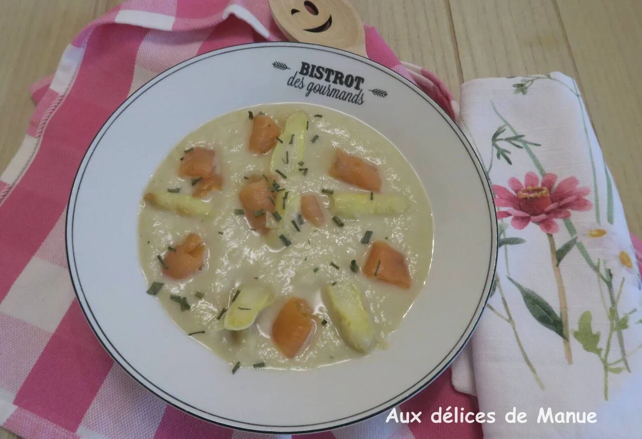 Velouté aux asperges blanches et truite fumée