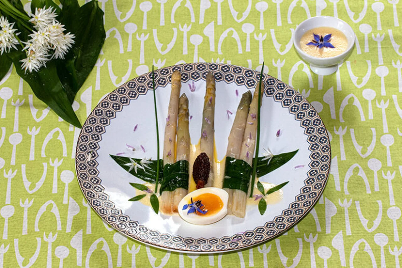 Asperges en robe d'ail des ours et oeuf mollet
