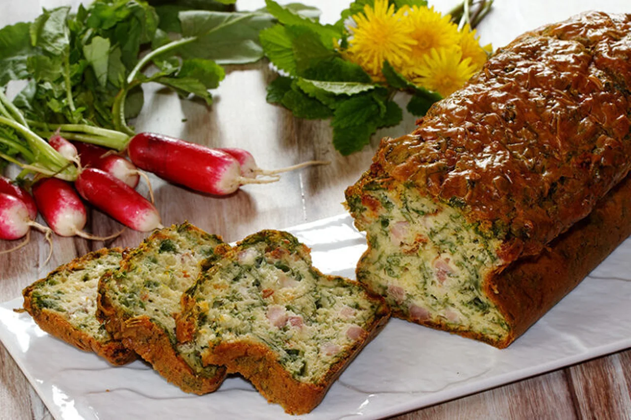 Cake salé aux fanes de radis, lardons et tomates séchées