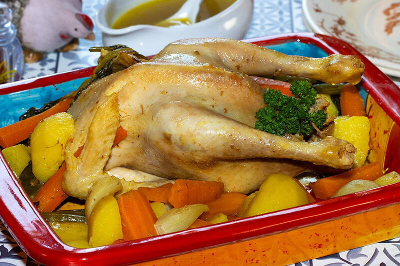 Poule braisée au bouillon safrané