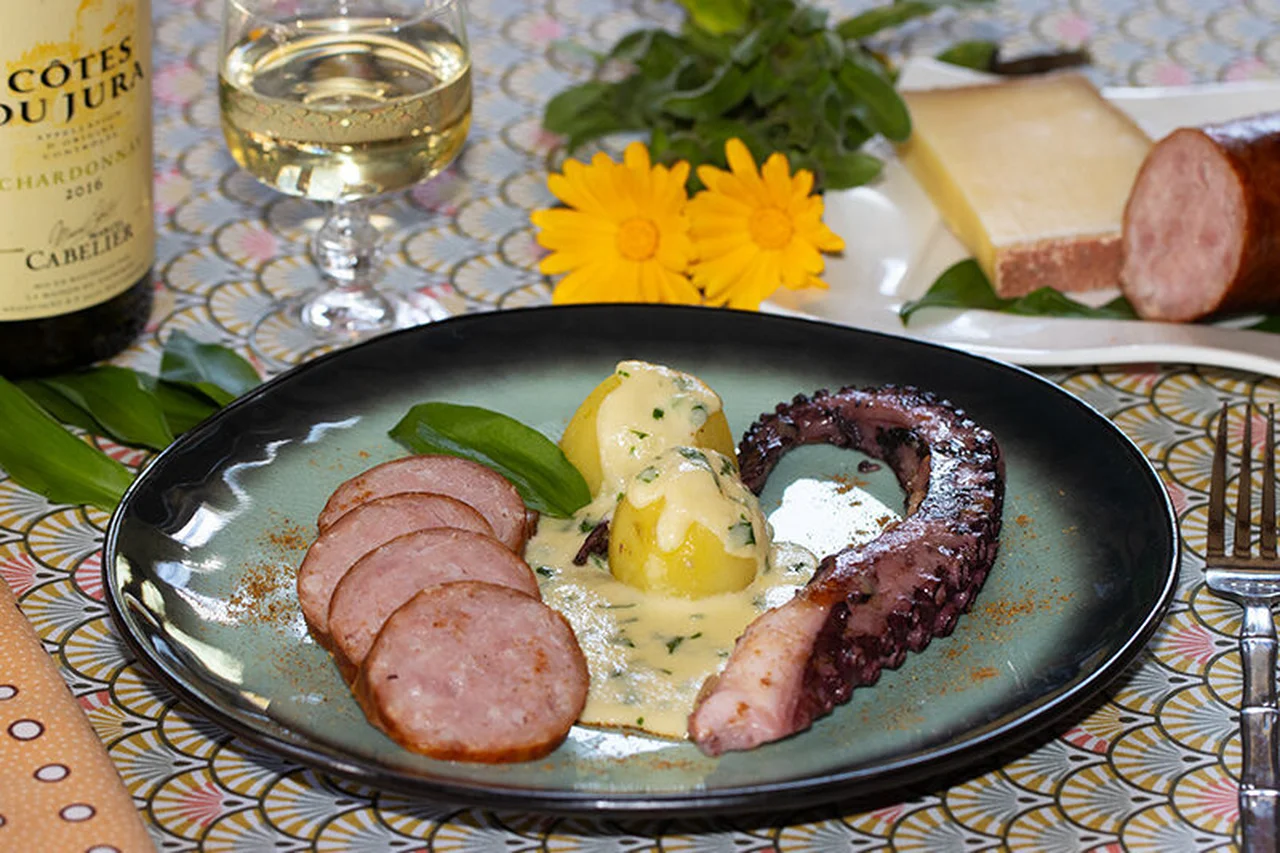 Saucisse de Morteau, poulpe et crème de Comté
