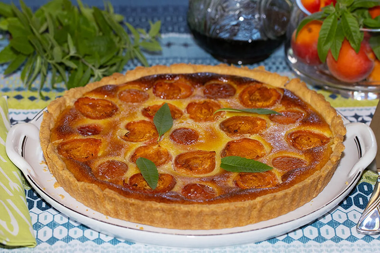 Tarte aux abricots, crème d'amande à la verveine