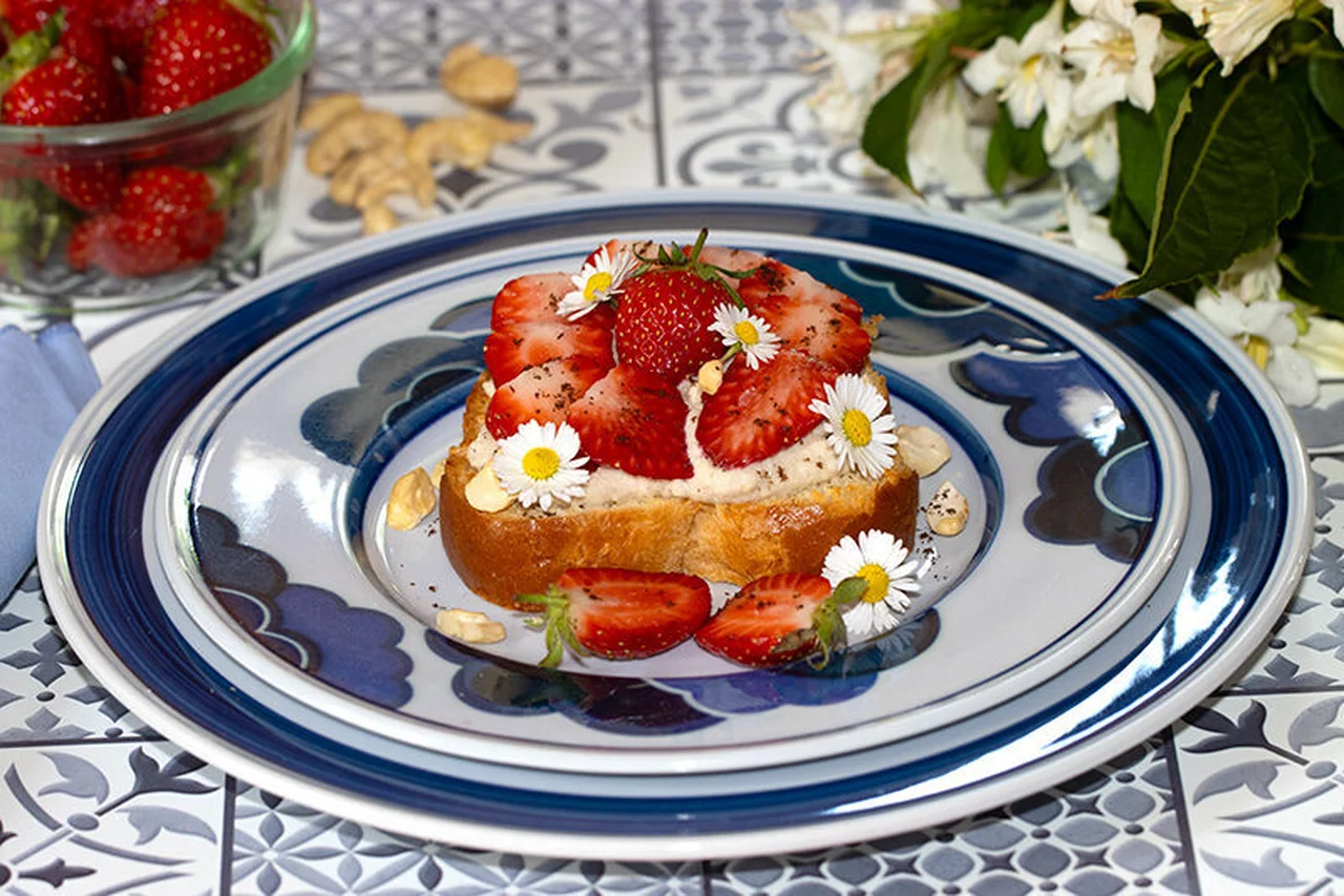 Tartines briochées aux fraises et crémeux cajou vanillé