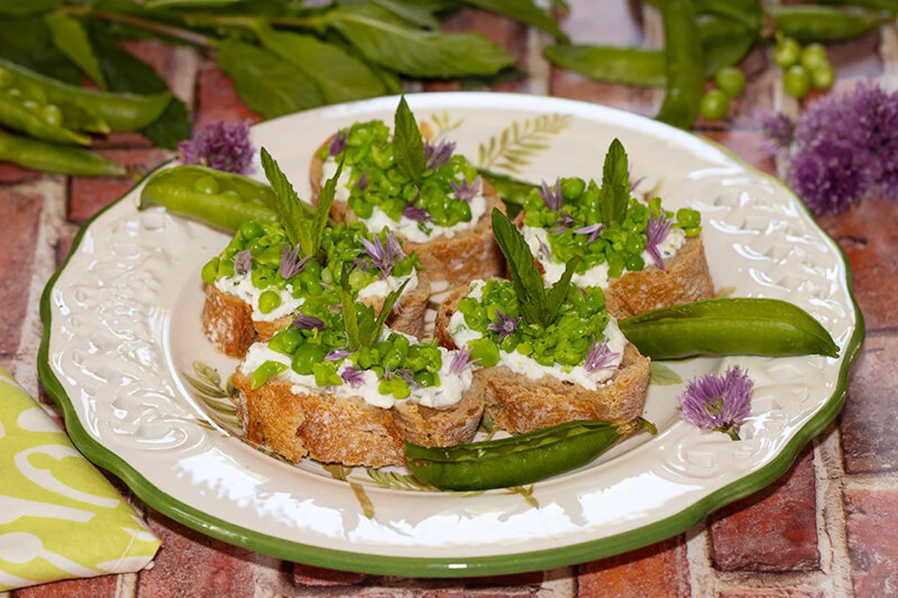 Tartines petit pois, menthe, ciboulette et chèvre