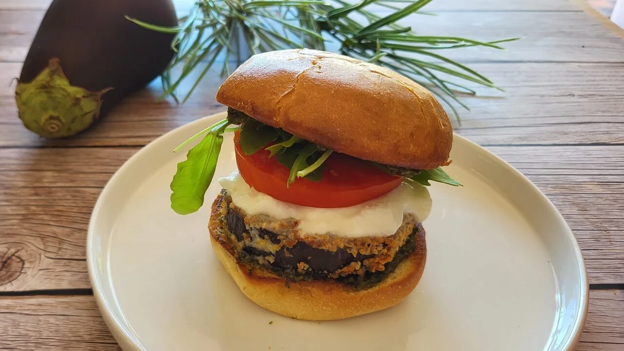 Burger aubergine panée, pesto et mozza