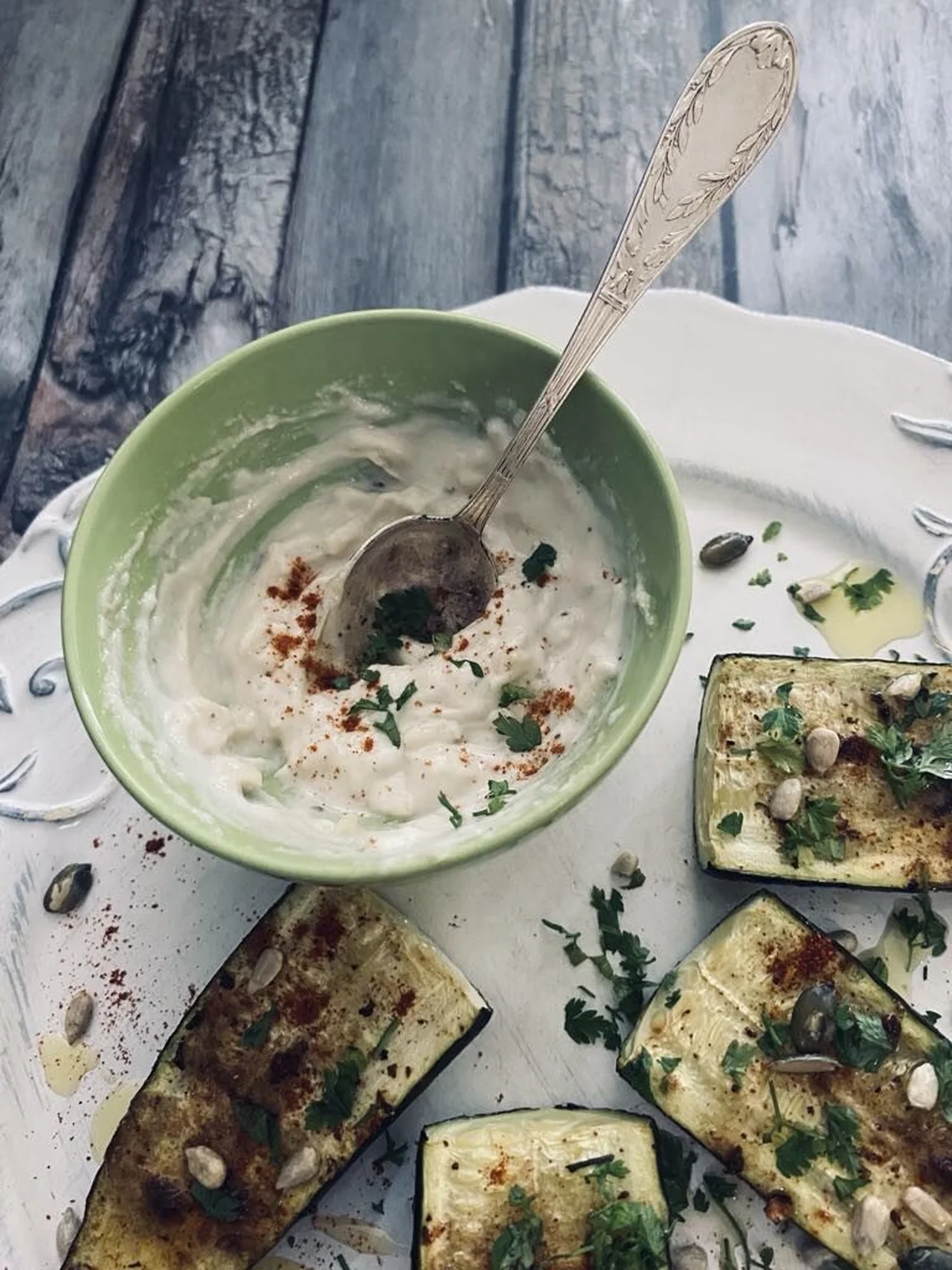 Courgettes rôties au tahini et à l'ail