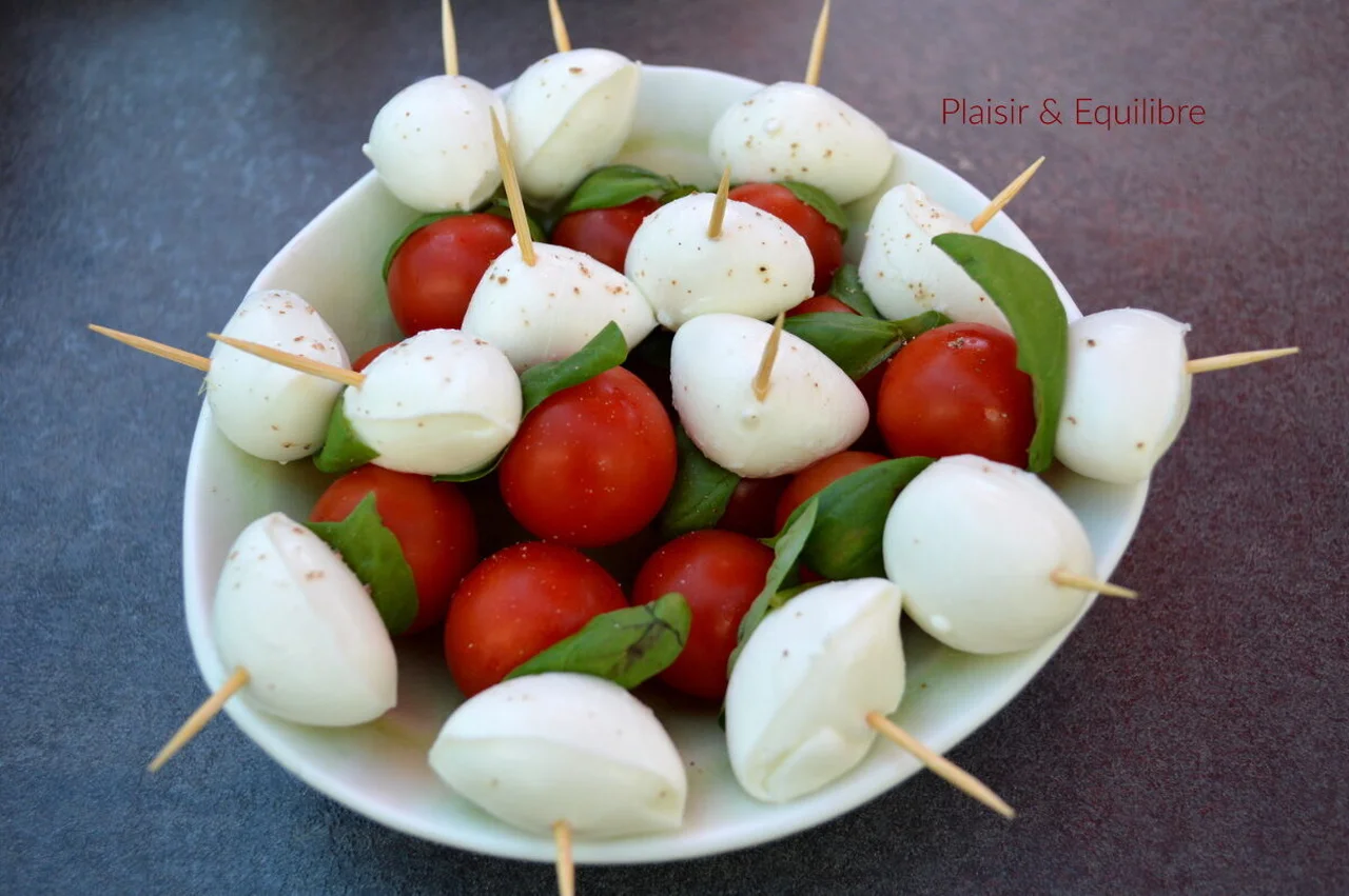 Brochettes apéritives tomates mozzarella basilic