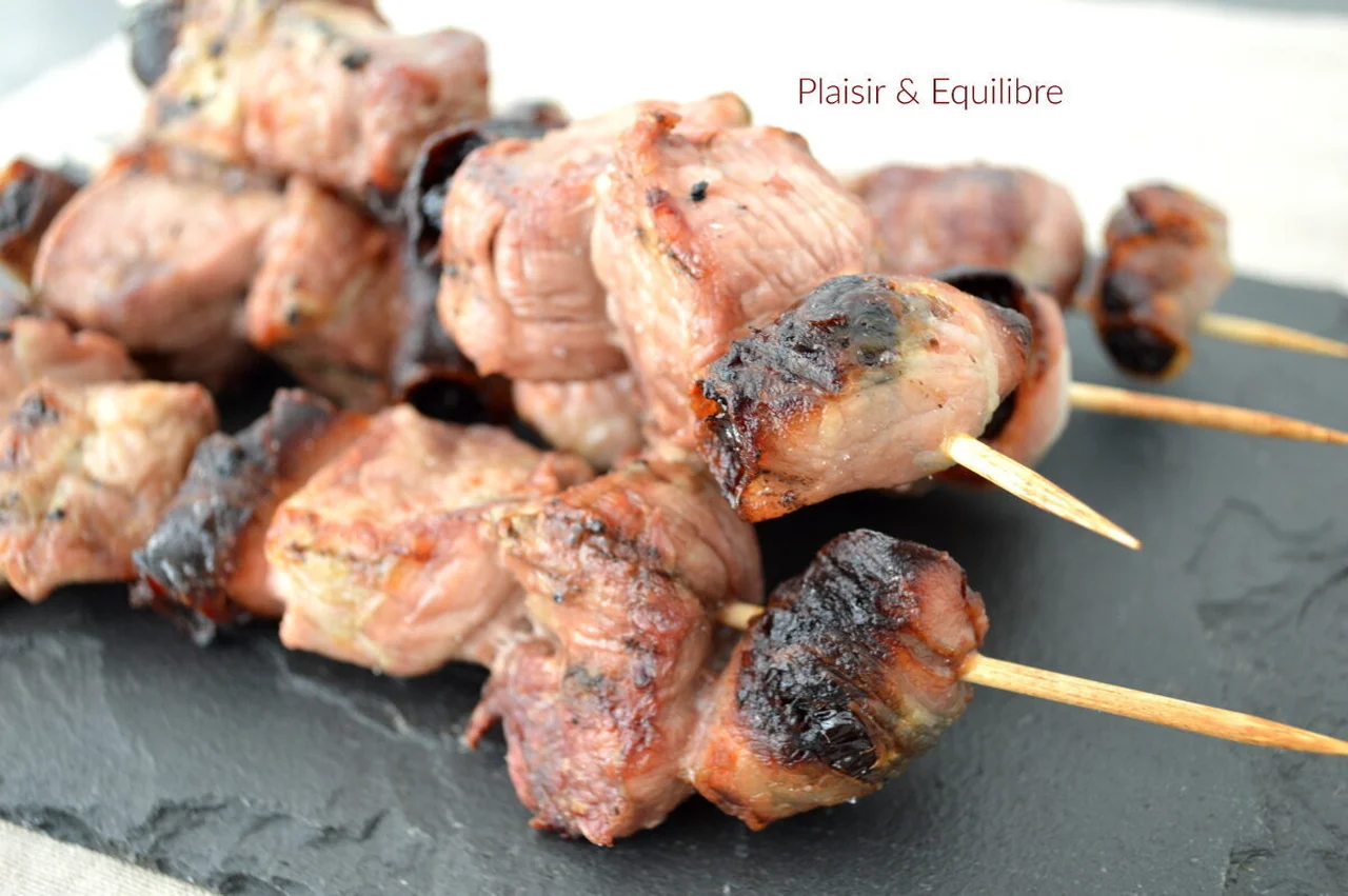 Brochettes de filet mignon et pruneaux au lard