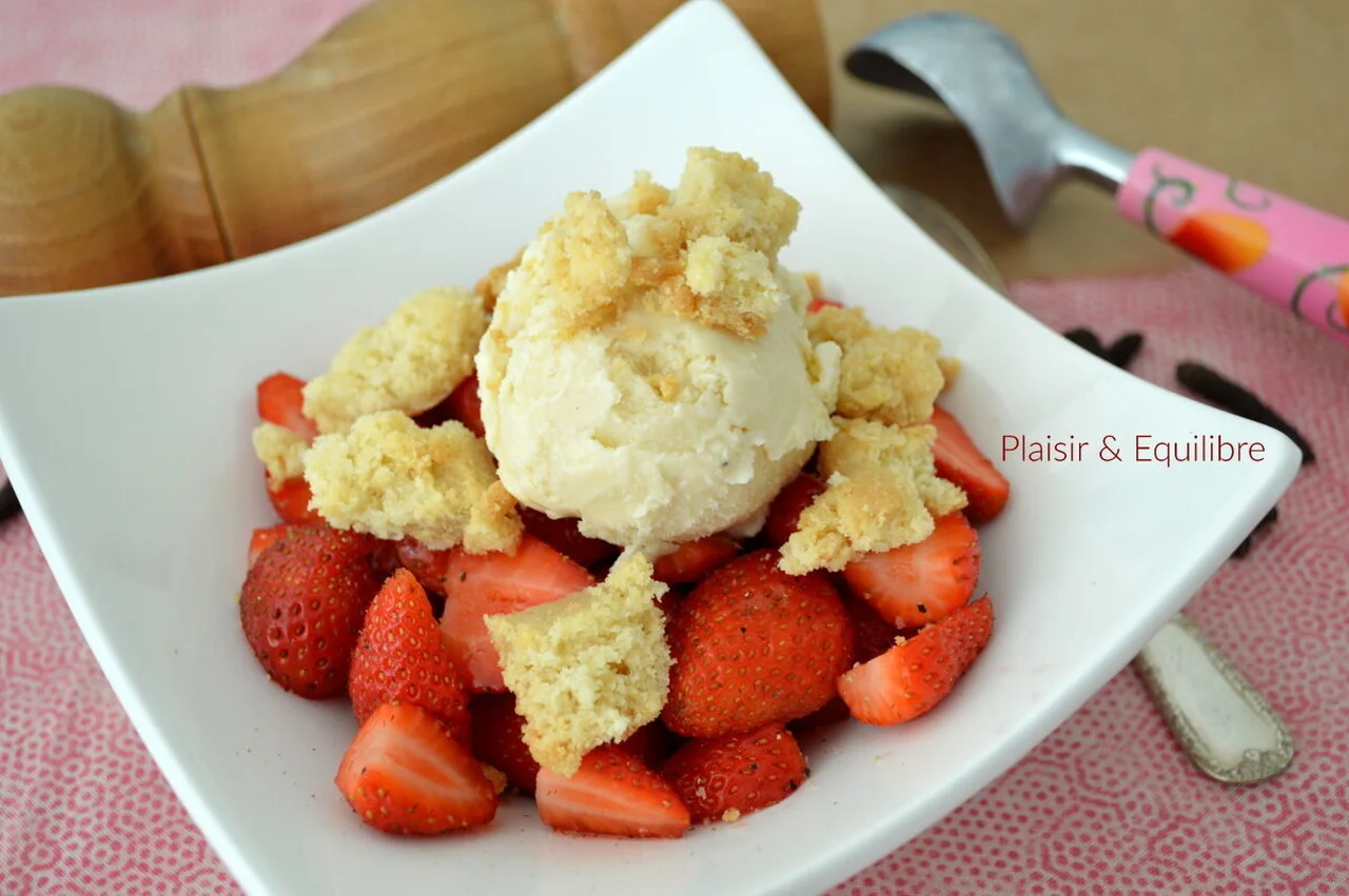 Fraises et glace au poivre de Kampot, crumble aux amandes