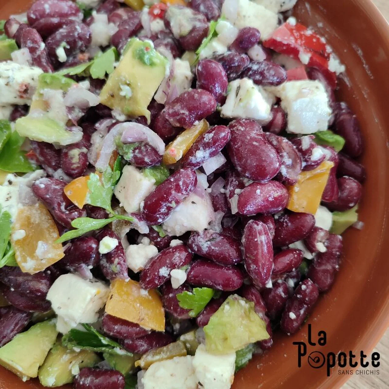 Salade de haricots rouges, poivron, avocat et feta
