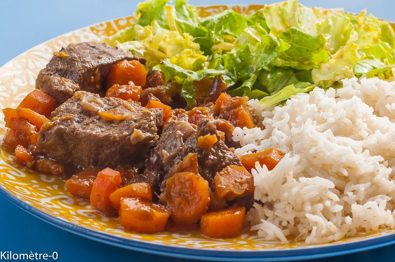 Bœuf mijoté aux fruits secs et aux carottes