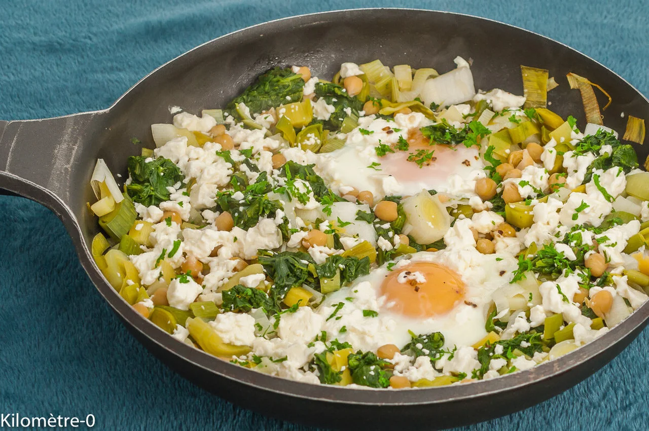 Chakchouka aux poireaux, œufs, pois chiches et feta