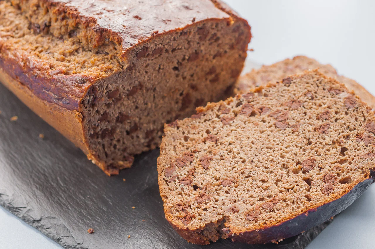 Gâteau du matin à la farine de sarrasin, bananes et chocolat