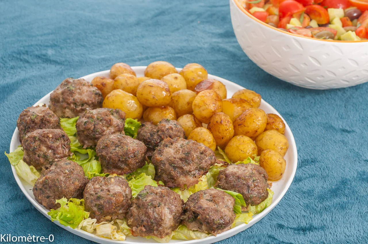 Keftedes, pommes de terre et salade grecque