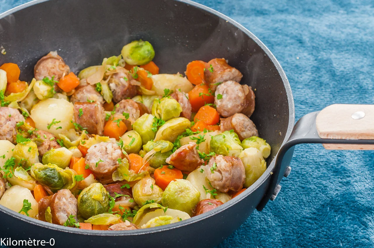 Poêlée de choux de Bruxelles, carottes et saucisses fumées