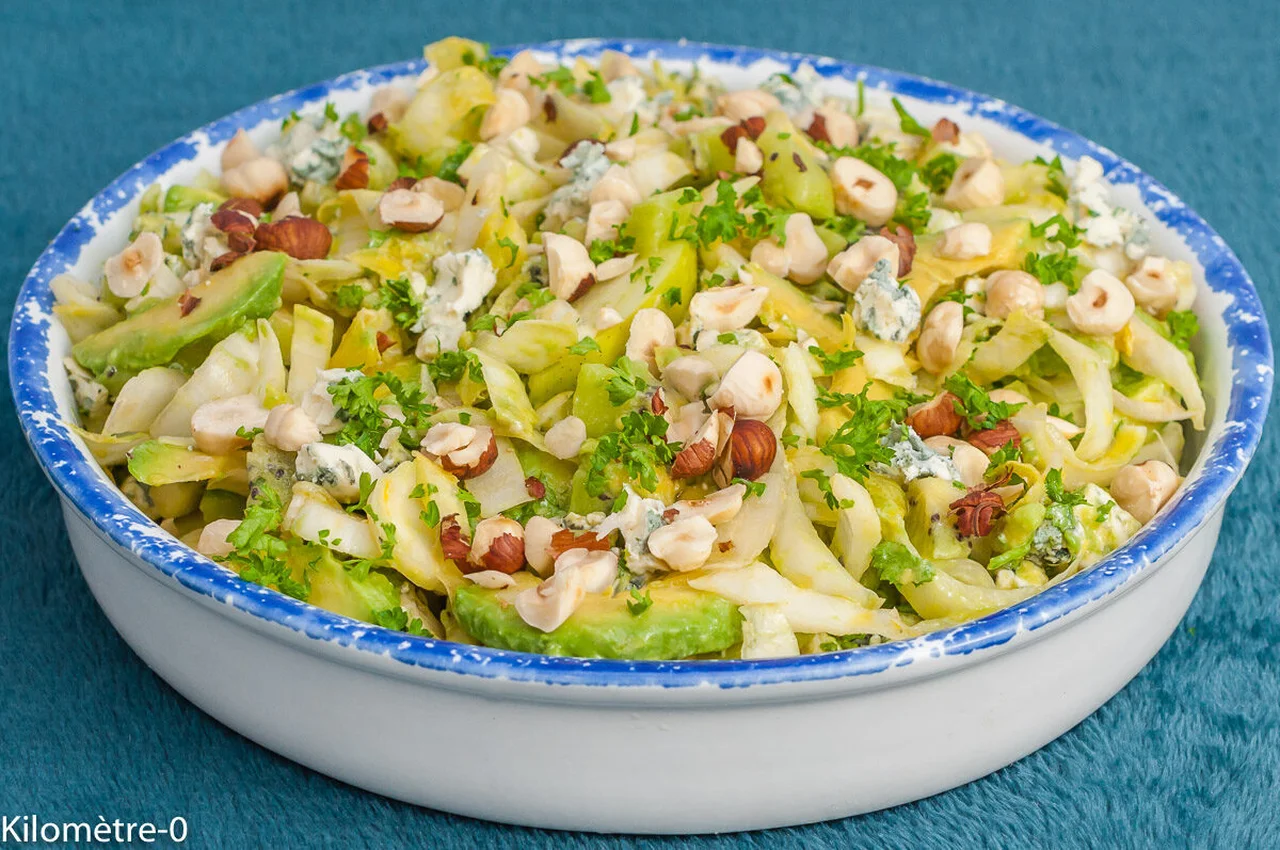 Salade d'endives aux kiwis, avocat, bleu et noisettes