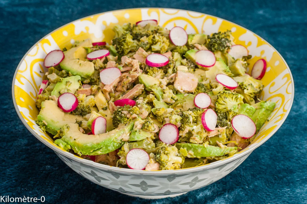 Salade de brocolis aux avocats et au thon à la moutarde