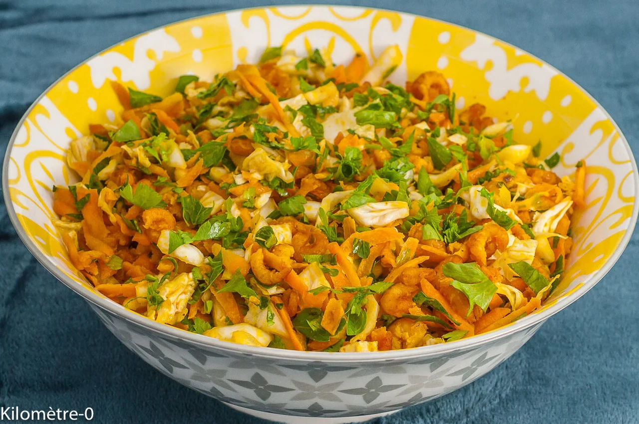 Salade de chou aux carottes et aux crevettes grises