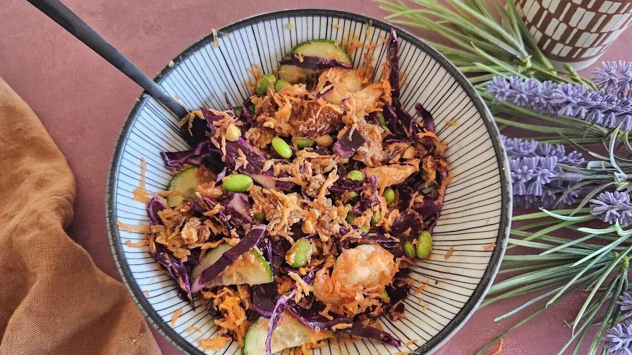 Salade de riz croustillante au chou rouge et crevettes
