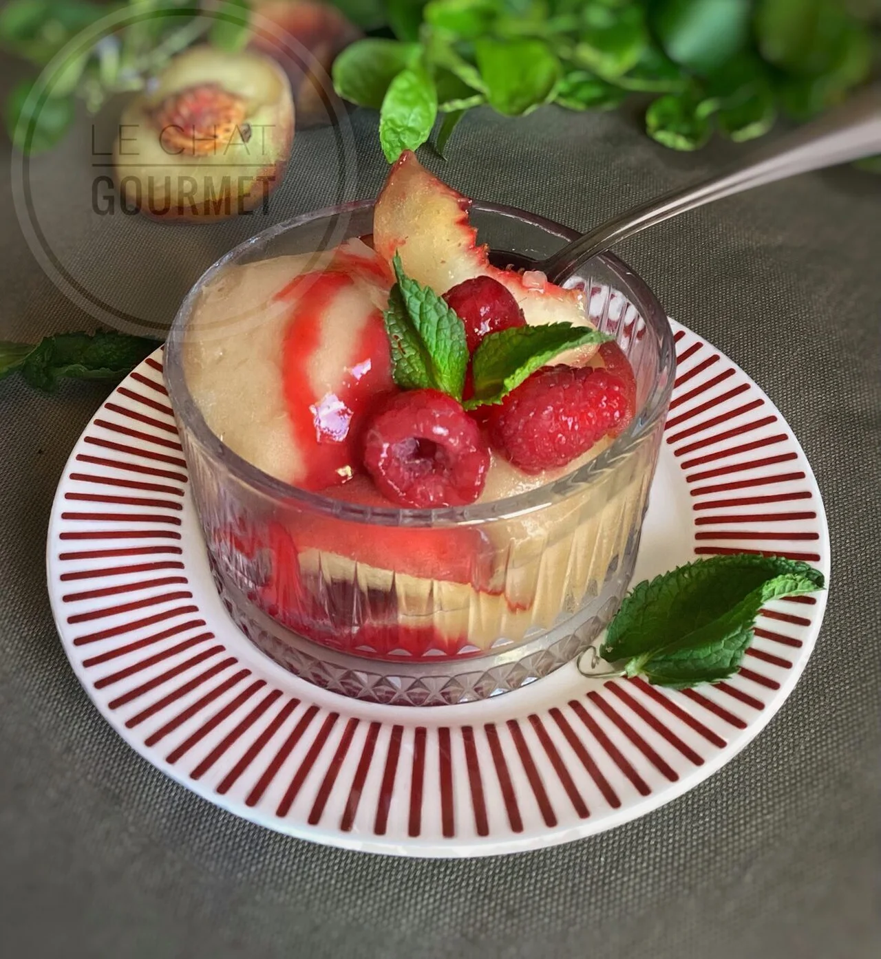 Coupe de sorbet pêche verveine et coulis de framboise