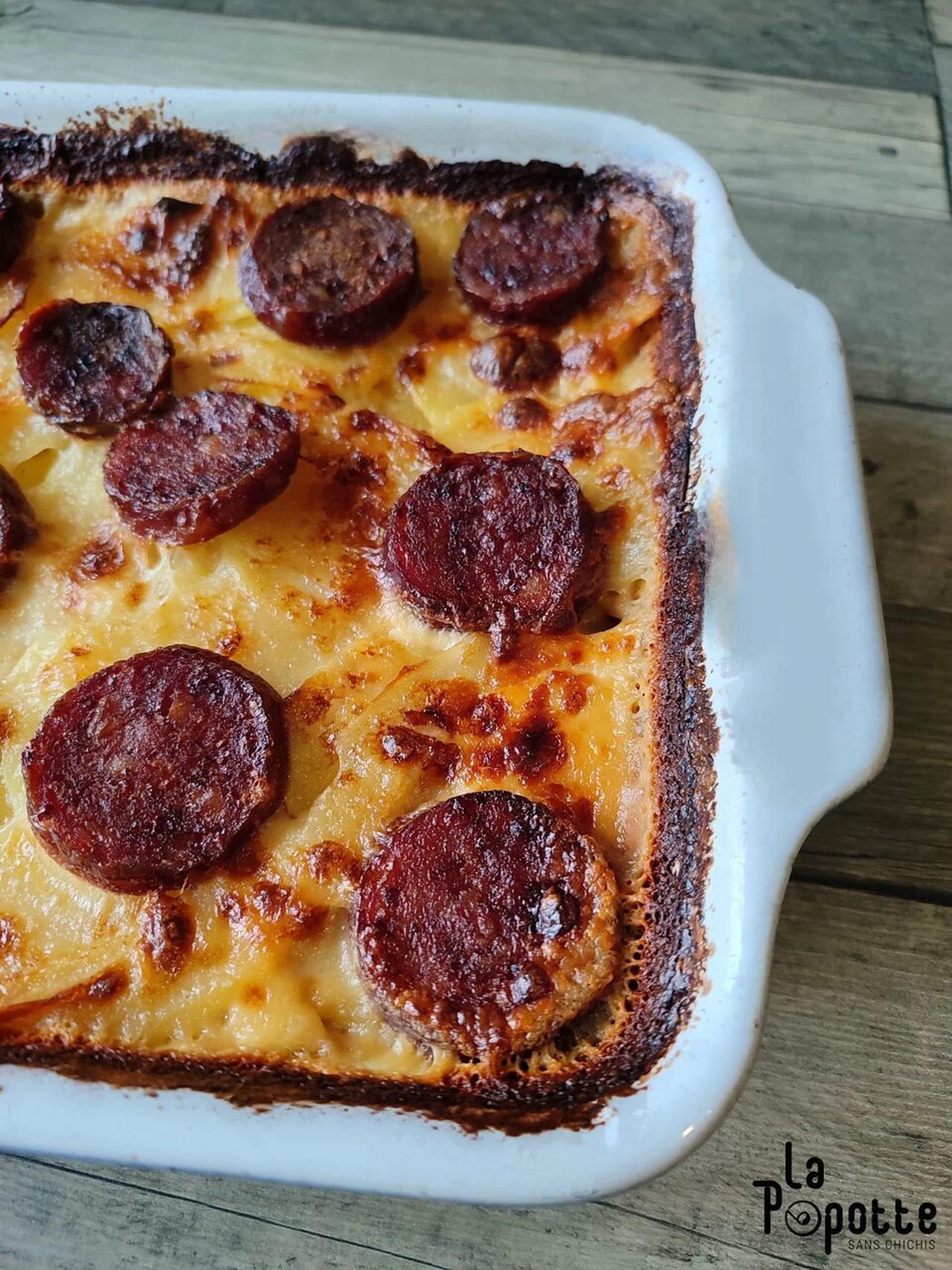 Gratin de pommes de terre, saucisse de Morteau