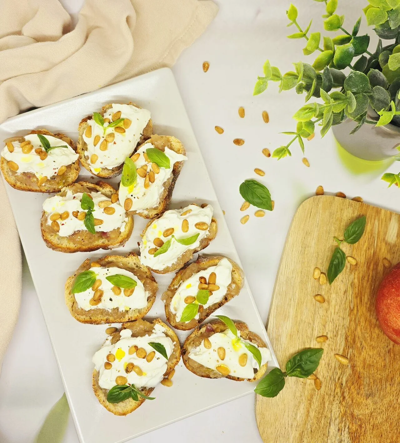 Crostinis au chutney de nectarine et burrata