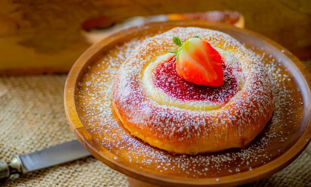 Brioche fondante aux fraises et à la crème