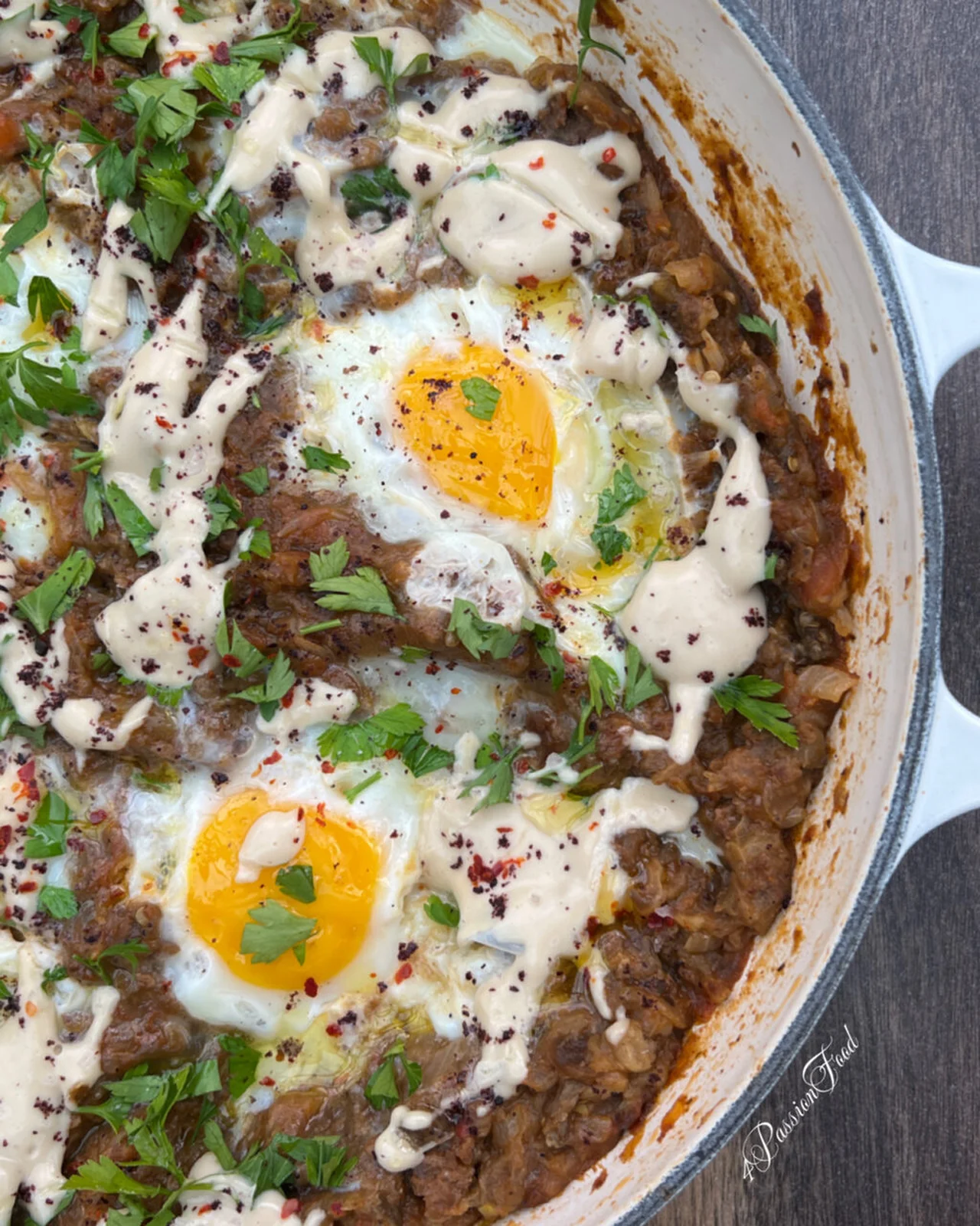 Œufs braisés, boeuf et aubergine fumée