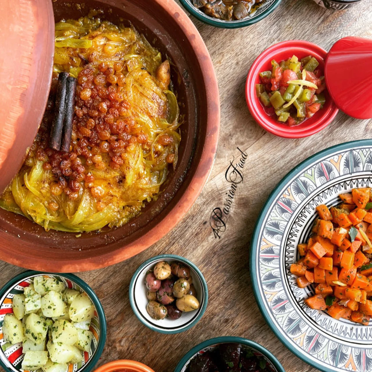 Tajine de poulet aux oignons et raisins secs