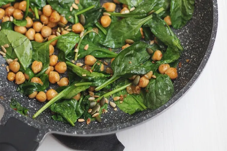 Poêlée de pois chiches et épinards