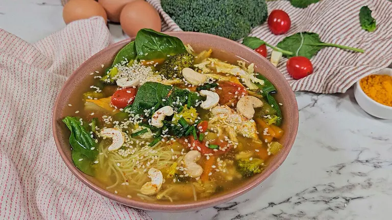 Soupe asiatique aux nouilles, poulet et curcuma