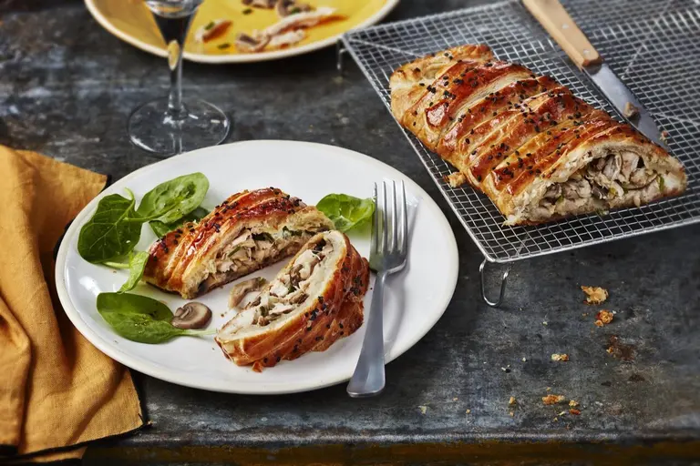 Feuilleté de lapin tressé au roquefort et champignons