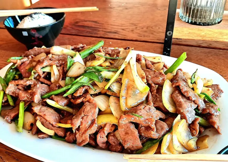 Bœuf sauté aux oignons