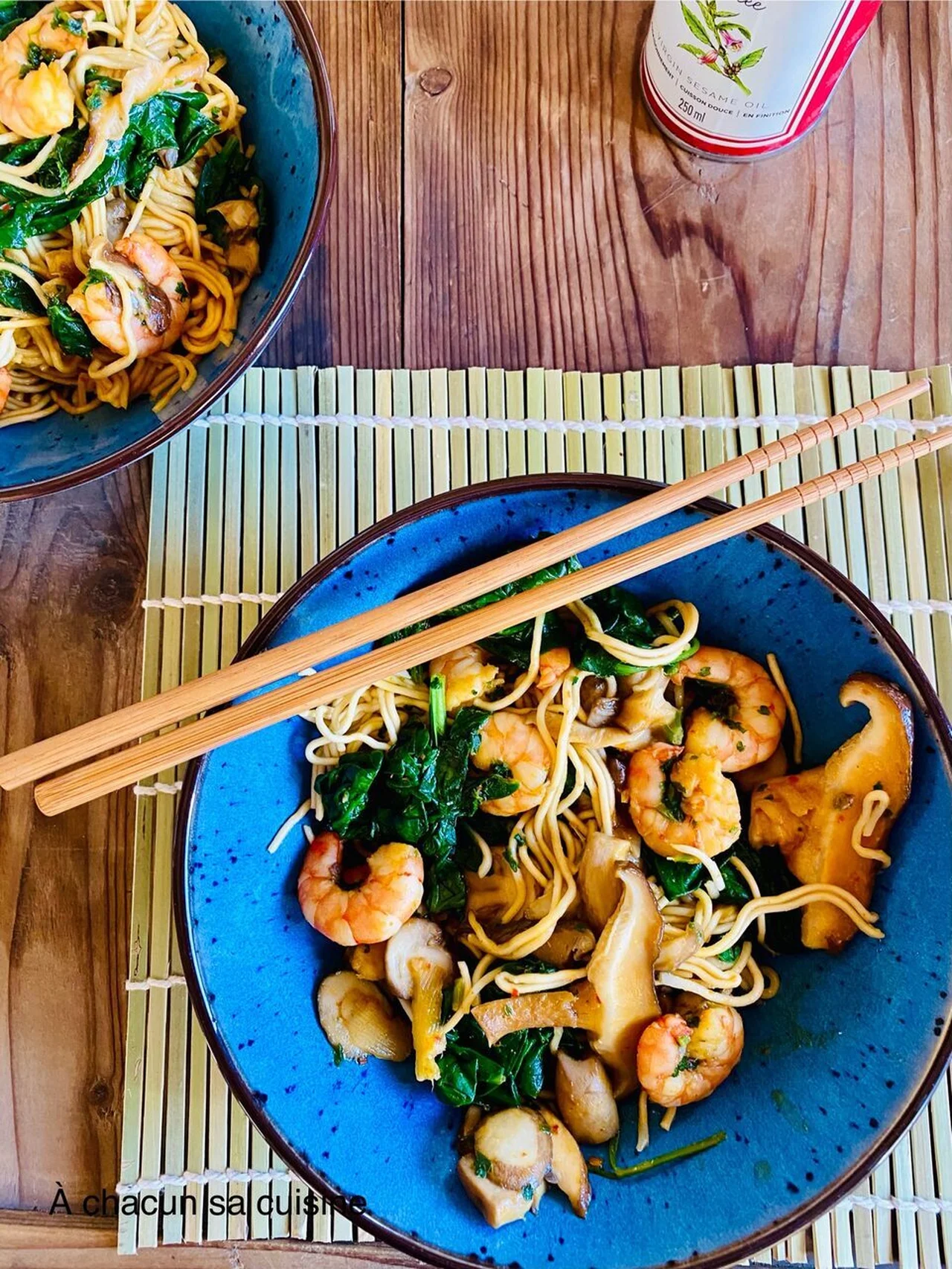Nouilles sautées, crevettes, champignons