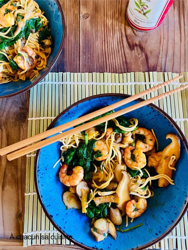 Nouilles sautées, crevettes, champignons