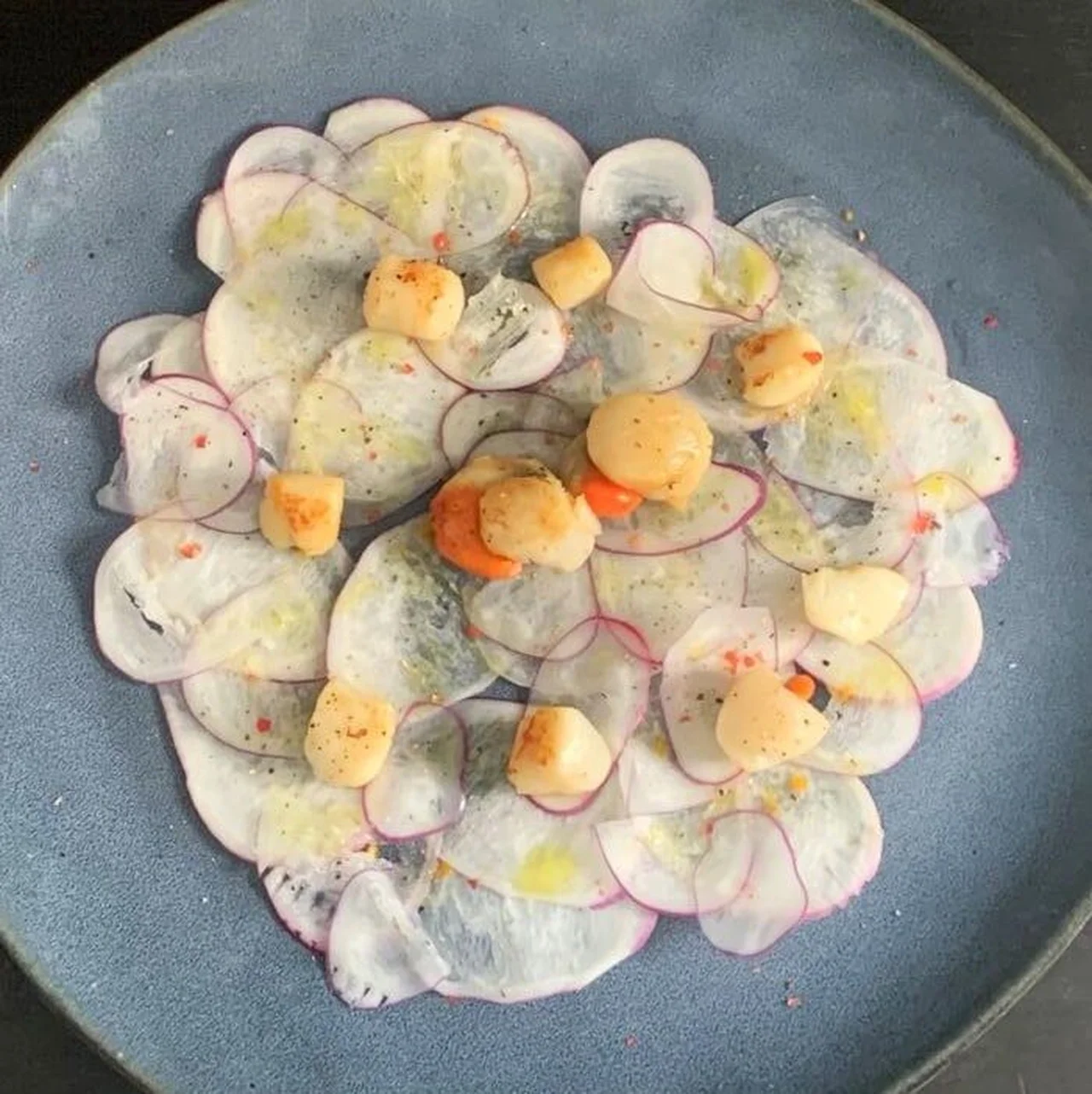 Carpaccio de navets, pétoncles et émulsion à la clémentine