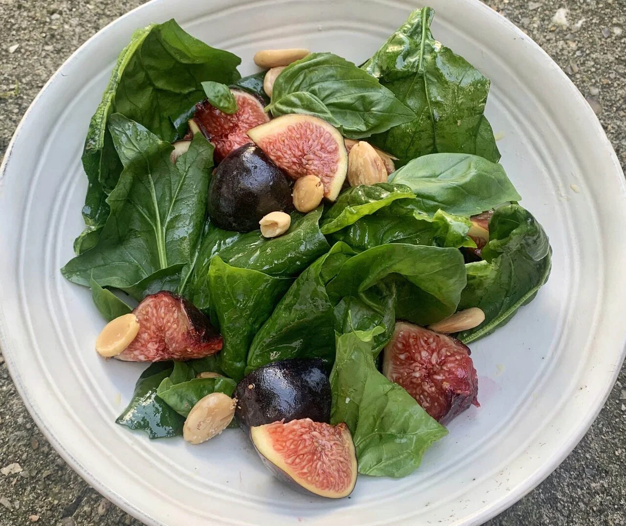 Salade de figues et épinards, amandes et basilic